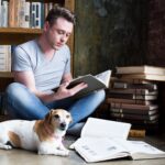 読書する男性と犬
