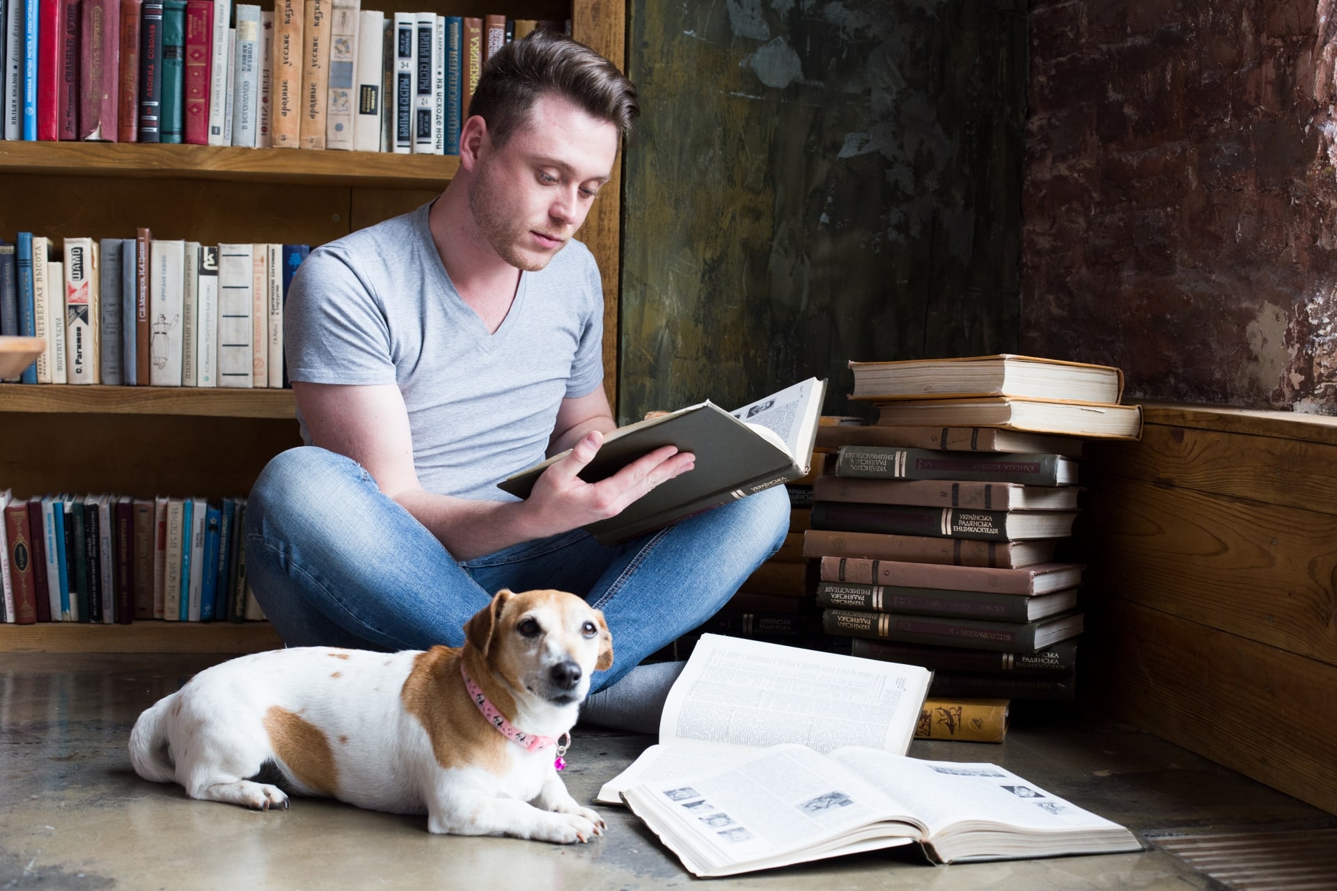 読書する男性と犬