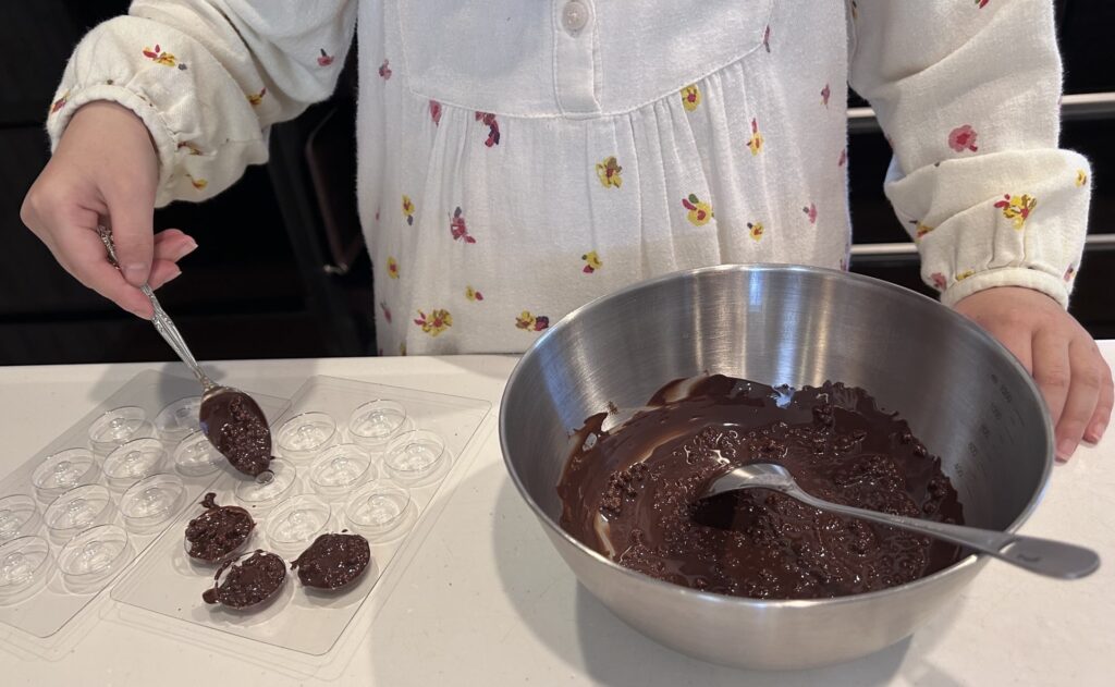 チョコレート菓子を作る女の子