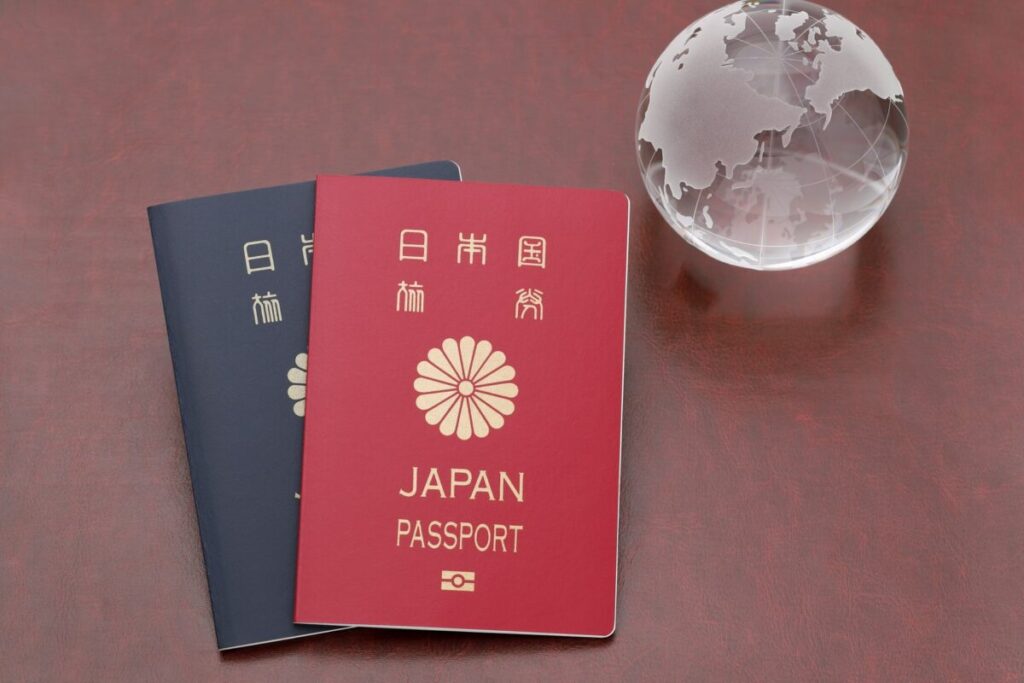 パスポートと地球儀