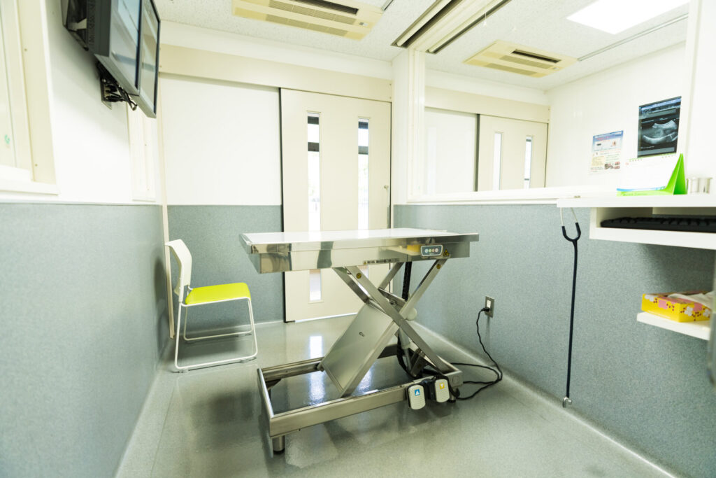 上下する診察台